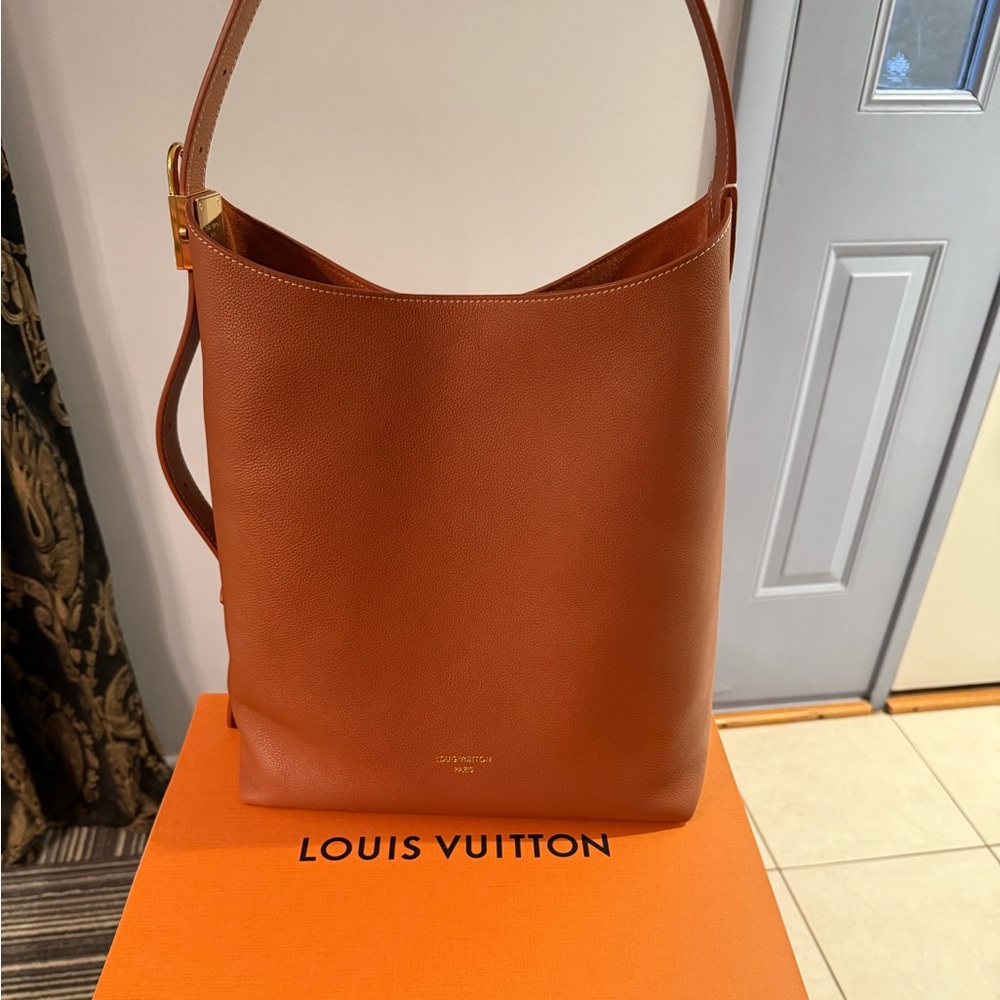 Louis Vuitton Low Key Hobo MM